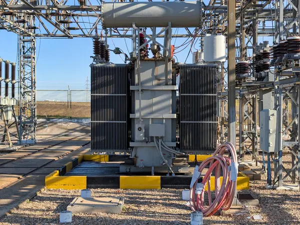 Güneşli bir günde elektrik aktarma istasyonu