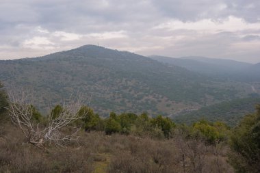 ...Sabahları bulutlu bir günde dağ manzarası