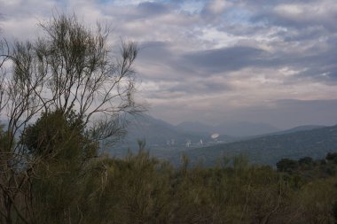 bulutlu bir günde dağlarda uydu antenleriyle manzara