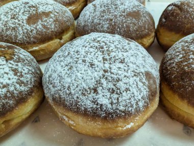 Bir şekerci dükkanına pudra şekeri serpiştirilmiş çörekler.