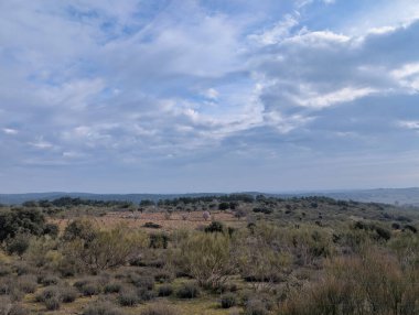 ...Sabahları bulutlu bir günde dağ manzarası