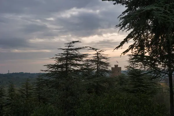 ...Sabahları bulutlu bir günde dağ manzarası