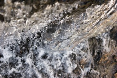 Güzel bir arka plan parıltısı ve ışık gibi bir derede akan su.