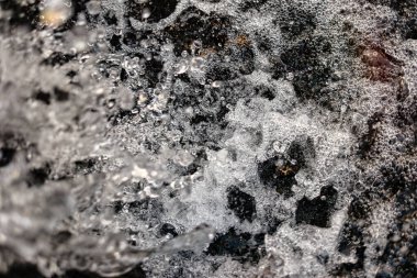 Güzel bir arka plan parıltısı ve ışık gibi bir derede akan su.