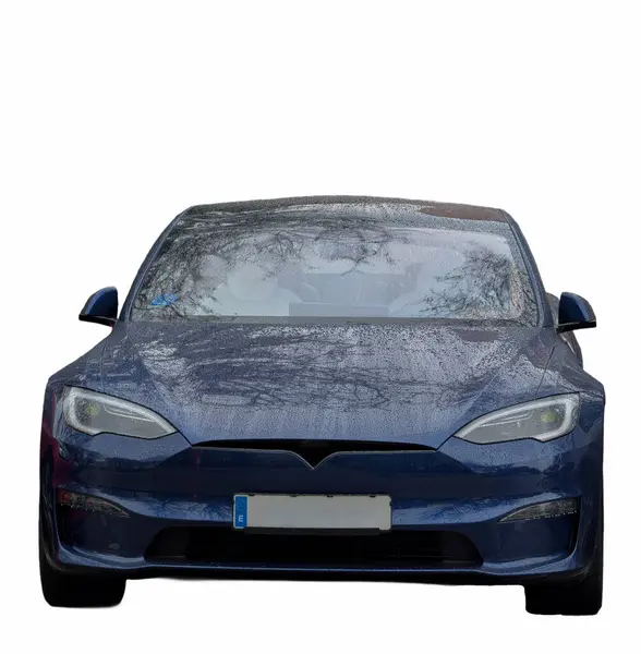 Güzel beyaz bir arka planda kesilmiş bir yolcu vagonu.