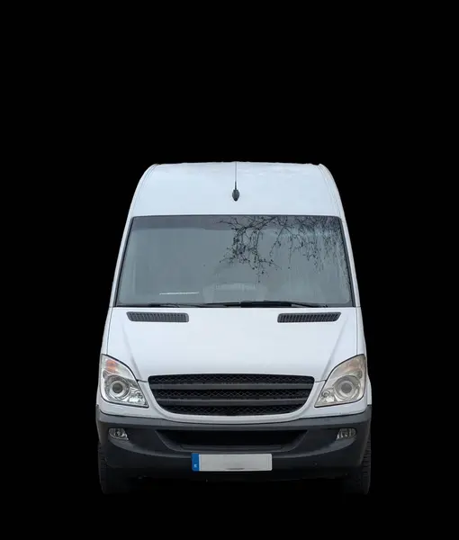 Karanlık ve güzel bir arka planda kesilmiş bir yolcu vagonu.