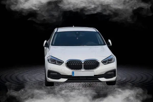 Karanlık ve güzel bir arka planda kesilmiş bir yolcu vagonu.