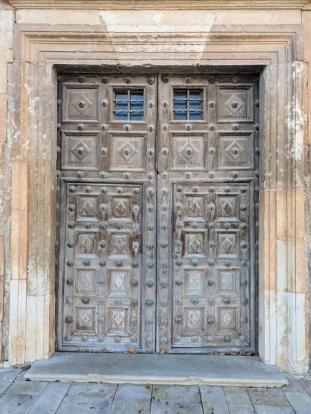 Eski ahşap ahşap kapılar.