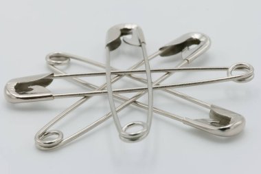 Çember şeklinde dizilmiş metal iğneler.