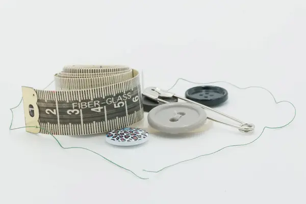 Dikiş malzemeleri beyaz arkaplan renginde kesilmiş