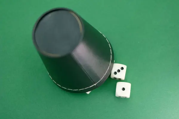 Oyuncular canlı yeşil bir masa yüzeyinde siyah kupa ve beyaz zar kullanarak eğlenceli ve çekici bir atmosfer yaratarak canlı zar oyunundan hoşlanırlar. Oyun sosyal etkileşimi teşvik ediyor.