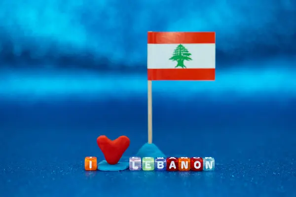 Renkli bir sergide el yapımı kırmızı bir kalp, küçük bir Lübnan bayrağı ve canlı mavi bir yüzey üzerinde Lübnan 'a olan aşkı heceleyen harfler yer alıyor. Bu anlaşma sevgi ve gurur taşır..