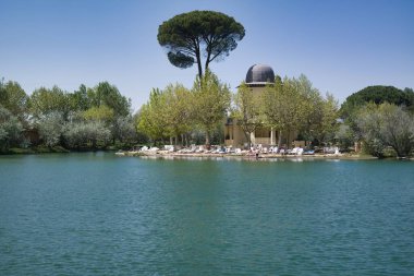 Güneş pansiyonları yemyeşil sularla çevrili sakin bir gölün kıyısında. Berrak mavi gökyüzünün altında, huzur ve rahatlığı somutlaştıran kendine özgü bir kubbe var..