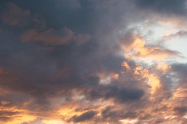 Güneş batarken turuncu ve mavinin canlı renkleri gökyüzünü dolduruyor ve ufukta huzur verici bir parıltı bırakıyor. Bulutlar çok çeşitli ve büyüleyici. Büyüleyici bir atmosfer yaratıyorlar..