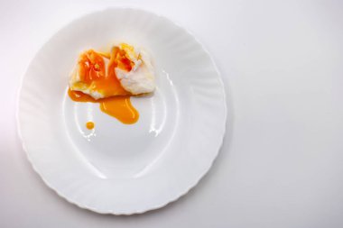 Benedict usulü yumurta servisi mükemmel haşlanmış yumurta ile kaplanır. Ortasından da zengin bir yumurta sarısı sızar. Bu yemek rahatlatıcı bir kahvaltı deneyimi sunuyor. Haftasonları için ideal..