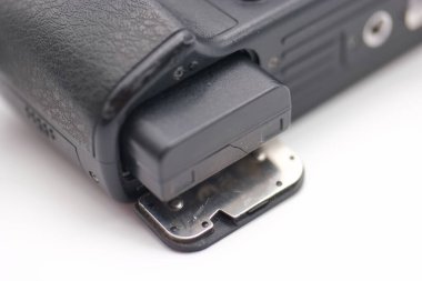 Kameranın batarya bölümünün detaylı görüntüsü temel bileşenleri ve tasarımı ortaya çıkarır. Yakın plan, güç bağlantısı için pil konutlarını ve metal bağlantıları vurguluyor.