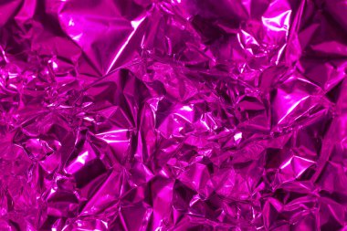 Parlak pembe folyo çerçeveyi doldurur, parlak ve dokulu yüzeyini gösterir. Işık kıvrımlardan güzel bir şekilde yansıyarak göz alıcı bir görsel etki yaratıyor..