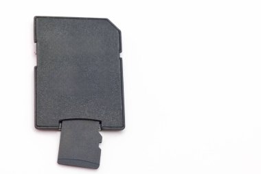 Dijital cihazlar için tasarlanmış temiz, beyaz bir yüzey üzerinde duran kompakt bir depolama kartı. Bu kart elektronik ve bilgisayarda veri transferini ve depolamayı kolaylaştırır.