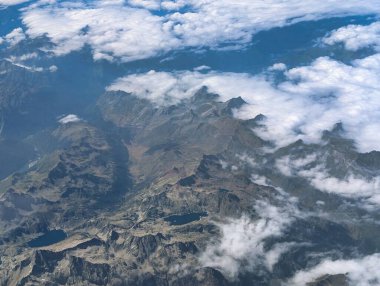 Nefes kesen manzara, engebeli dağ zirvelerini kısmen bulutlarla kaplı, gösterişli vadileri ve parlak mavi gökyüzünün altında gün boyunca parıldayan gölleri yakalar..