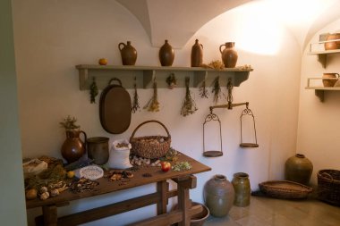 Bu kırsal mutfak, sıcak bir ortam ve taşra cazibesiyle sergilenen kurumuş otlar, çömlek ve sepetle süslenmiş ahşap bir masaya sahiptir. Doğal ışık boşluğu sarıyor, davetkar hissini arttırıyor..