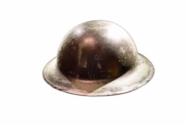 Eski bir askeri miğfer düz bir yüzeyde tek başına oturur. Miğferde yıpranma ve yaşlanma belirtileri var. Tarihi önemi vurgulanıyor. Yüzeyde yumuşak yansımalar görünür..