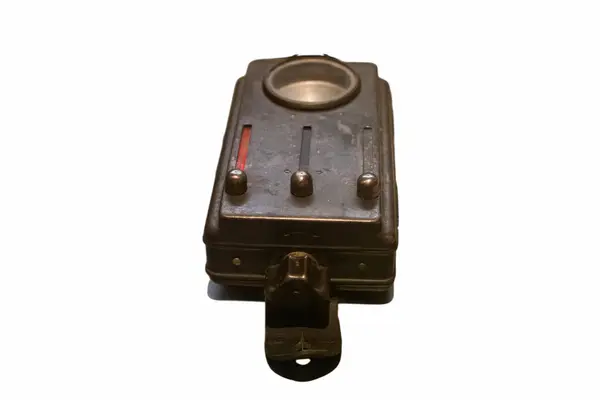 Bu antika elektronik cihaz elektrik çıkışını ölçmek için kullanılan göstergelere ve göstergelere sahiptir. Metalik bir kaplama ve kullanım kolaylığı için basit bir düzenle tasarlanmıştır..