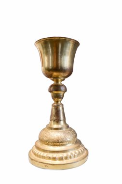 Bu pirinç kadehte ayrıntılı oymalar ve pürüzsüz, parlak bir yüzey var. Dairesel, süslü bir zeminde duruyor, tasarım sanatını ve zarafetini gösteriyor..