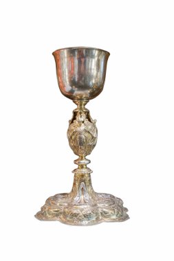 Bu çarpıcı gümüş kadehte karmaşık tasarımlar ve detaylı bir taban var. Özenle hazırlanmış, beyaz bir zemine karşı dimdik ayakta duruyor, zarafetini ve sanatını vurguluyor..