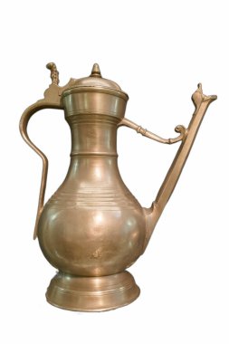 Bu antika pirinç tencere vitrinleri ustalık gerektiriyor. Zarif tasarımı, kültürel mirasını ve geleneksel kullanımını vurgulayan uzun bir ağız ve süslü bir kol içeriyor..