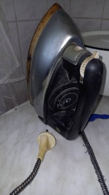 Kablosu ve fişi olan eski Sovyet demiri