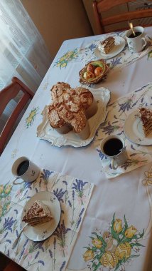 Masada fincanlar dolusu çay ve kahveyle yemyeşil bir kek.