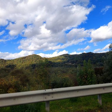 Yeşil dağlarda güneşli bir gün