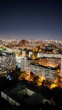 Sokak ışıklarıyla güzel bir gece şehri - 24 katlı bir binanın manzarası