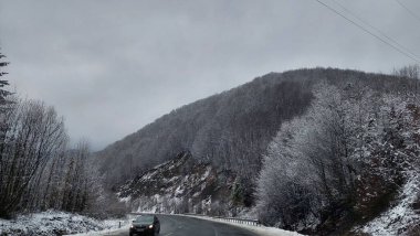 Ormanlar arasındaki dağlara giden kış yolu