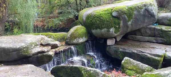 Een Prachtige Waterval Met Grote Stenen Bedekt Met Mos — Stockfoto
