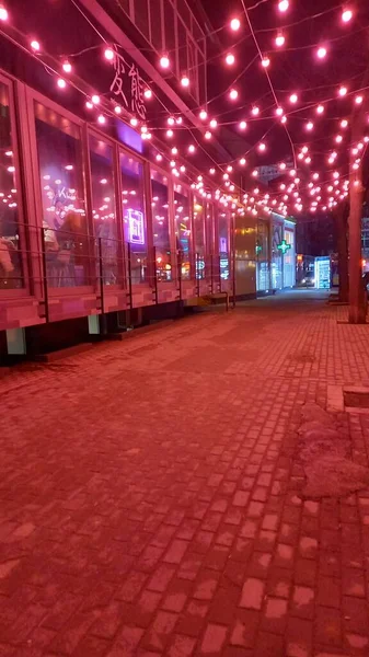 ガラスのディスプレイケースの近くにピンクの提灯の街 — ストック写真