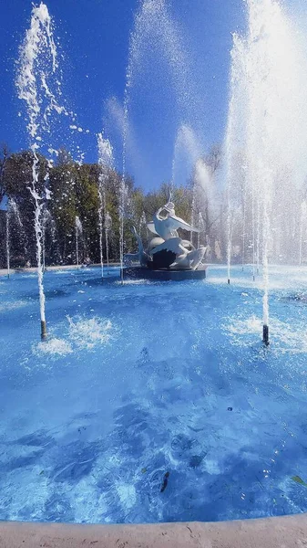 Een Fontein Met Blauw Water Een Sculptuur Van Zwanen Het — Stockfoto