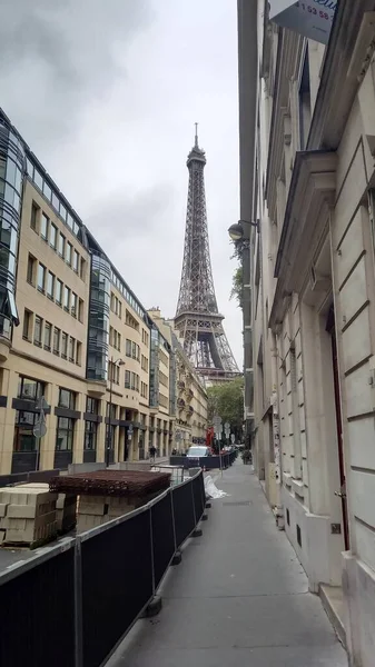 Torre Eiffel Vista Uma Rua Com Edifícios — Fotografia de Stock