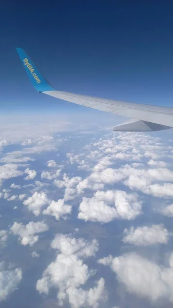 Θέα Στην Πτέρυγα Και Σύννεφα Του Αεροπλάνου — Φωτογραφία Αρχείου