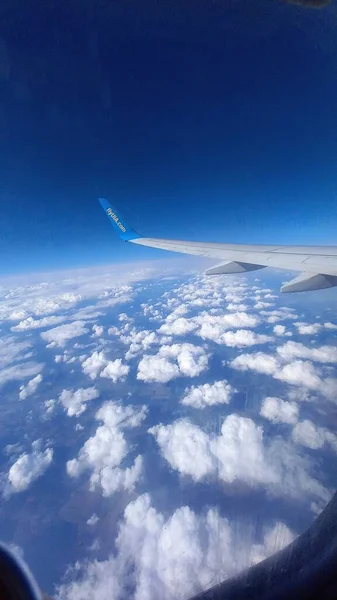看飞机翼和云彩 — 图库照片