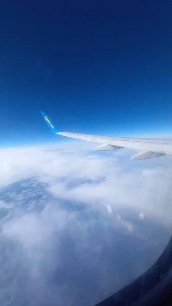 Θέα Στην Πτέρυγα Και Σύννεφα Του Αεροπλάνου — Φωτογραφία Αρχείου