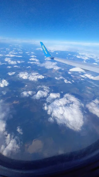飛行機の翼と雲への眺め — ストック写真