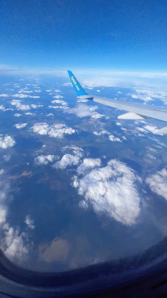 비행기 날개와 구름을 바라봄 — 스톡 사진