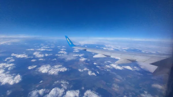Blick Auf Den Flugzeugflügel Und Die Wolken — Stockfoto