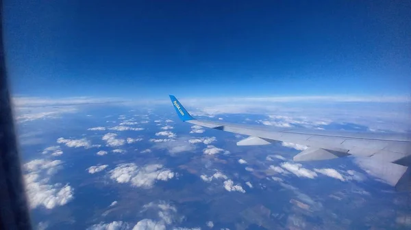Vista Para Asa Avião Nuvens — Fotografia de Stock