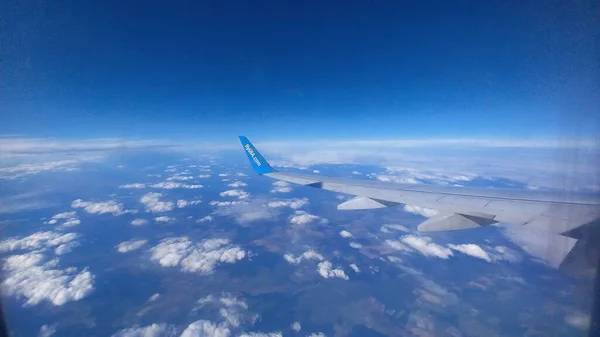 Blick Auf Den Flugzeugflügel Und Die Wolken — Stockfoto