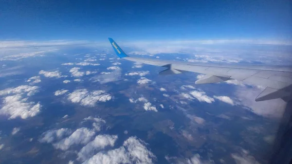 Uçak Kanadına Bulutlara Bakın — Stok fotoğraf