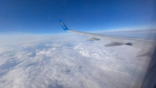 비행기 날개와 구름을 바라봄 — 스톡 사진