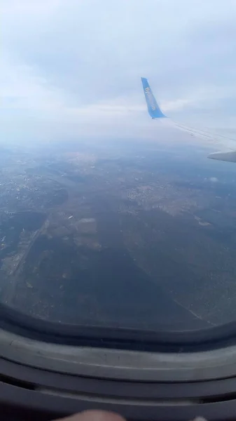 Blick Auf Den Flugzeugflügel Wolken Und Boden — Stockfoto