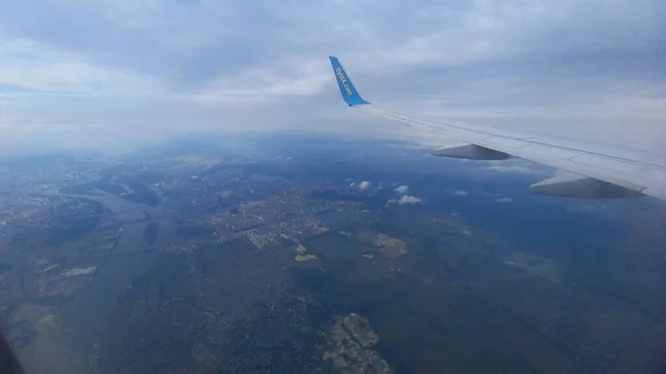 Kilátás Repülőgép Szárnya Felhők Föld — Stock Fotó